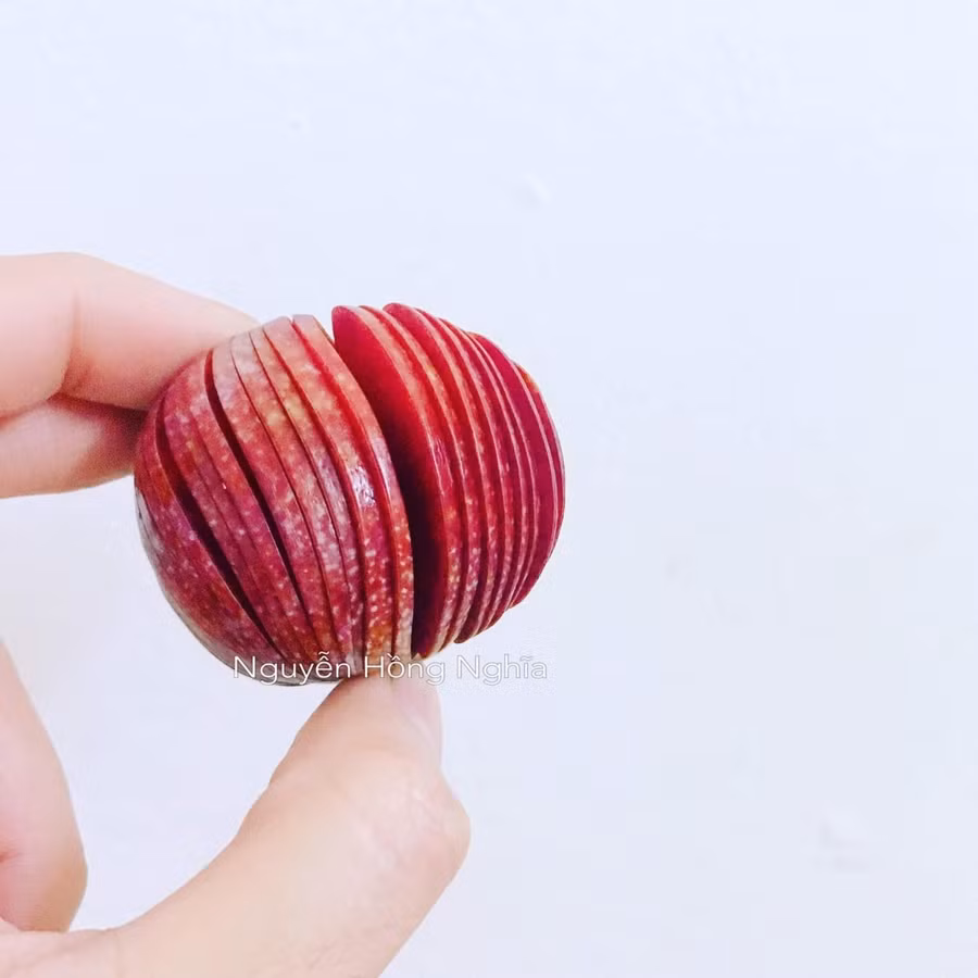 Khía mận, trong tất cả các công đoạn làm ô mai thì khía mận được cho là “phức tạp” hơn cả. Khía mận đều mỏng giúp cho hình thức ô mai đẹp mắt, từng thớ mận khô nhưng vẫn dẻo, ngấm vị và thơm mùi.