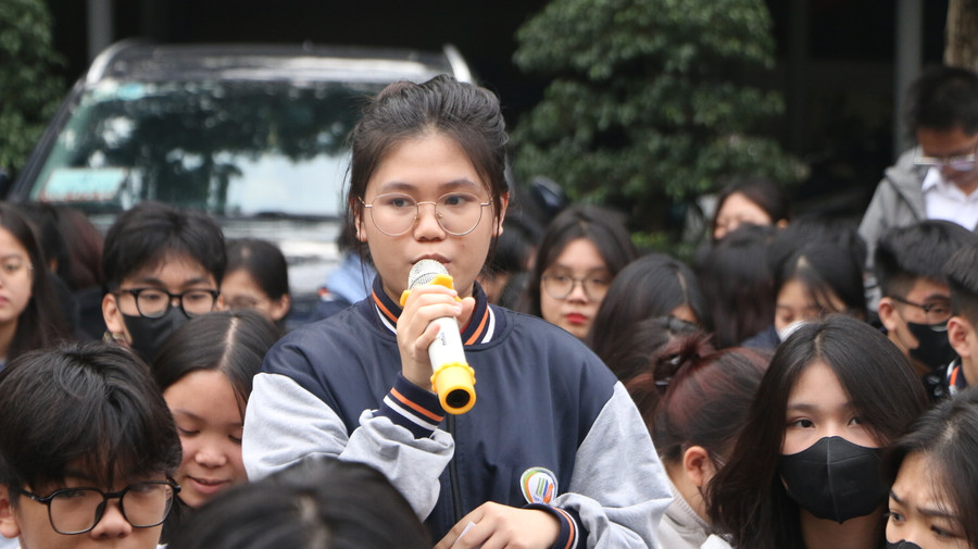 Học sinh đưa ra mọi thắc mắc về học hành, gia đình, hướng nghiệp... để nhờ thầy Hiệu trưởng giải đáp. Học sinh đưa ra mọi thắc mắc về học hành, gia đình, hướng nghiệp... để nhờ thầy Hiệu trưởng giải đáp.