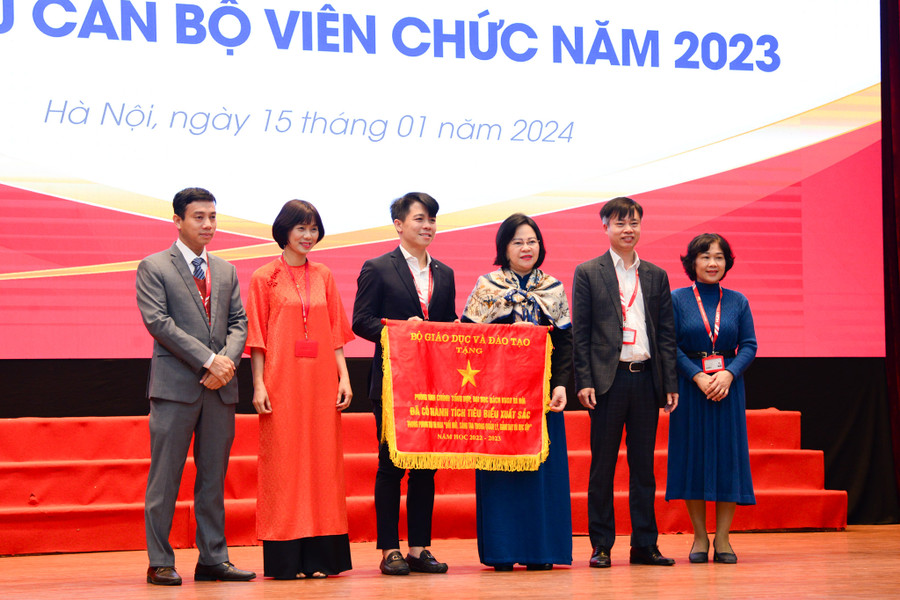 Thứ trưởng Ngô Thị Minh (thứ 3 từ phải sang) trao tặng Cờ thi đua của Bộ GD&ĐT cho đại diện Văn phòng đại học thuộc ĐH Bách khoa Hà Nội. Thứ trưởng Ngô Thị Minh (thứ 3 từ phải sang) trao tặng Cờ thi đua của Bộ GD&ĐT cho đại diện Văn phòng đại học thuộc ĐH Bách khoa Hà Nội.