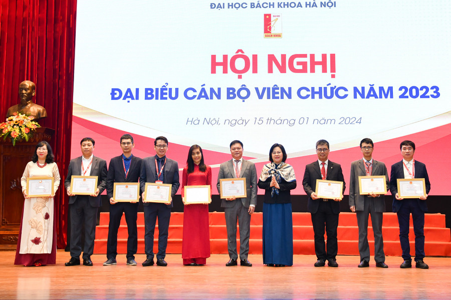 Thứ trưởng Bộ GD&ĐT Ngô Thị Minh (thứ 4 từ phải sang) trao thưởng cho các đơn vị, cá nhân xuất sắc của ĐH Bách khoa Hà Nội. Thứ trưởng Bộ GD&ĐT Ngô Thị Minh (thứ 4 từ phải sang) trao thưởng cho các đơn vị, cá nhân xuất sắc của ĐH Bách khoa Hà Nội.