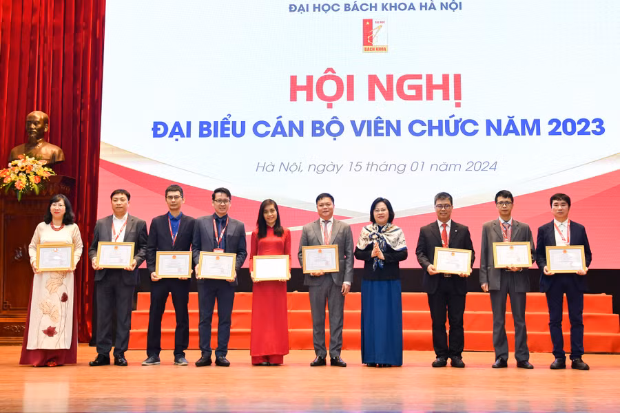 Thứ trưởng Bộ GD&ĐT Ngô Thị Minh (thứ 4 từ phải sang) trao thưởng cho các đơn vị, cá nhân xuất sắc của ĐH Bách khoa Hà Nội.