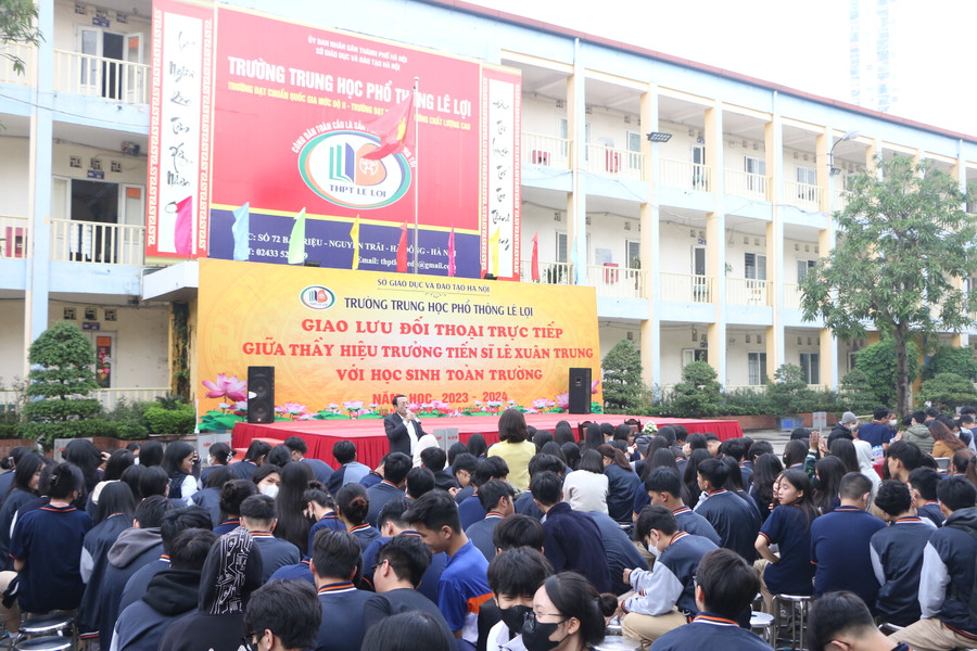 Cuộc đối thoại giữa Hiệu trưởng nhà trường với học sinh diễn ra trong không khí cởi mở, thân tình. Cuộc đối thoại giữa Hiệu trưởng nhà trường với học sinh diễn ra trong không khí cởi mở, thân tình.