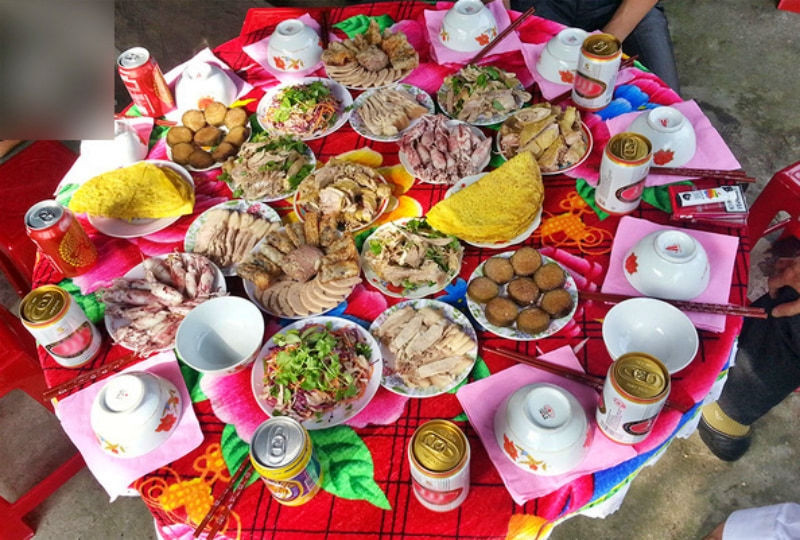 Các món ăn trong mâm cỗ ngày Tết cổ truyền của người miền Trung thường được bày trên chiếc bàn tròn. (Ảnh: Hà Trần). Các món ăn trong mâm cỗ ngày Tết cổ truyền của người miền Trung thường được bày trên chiếc bàn tròn. (Ảnh: Hà Trần).