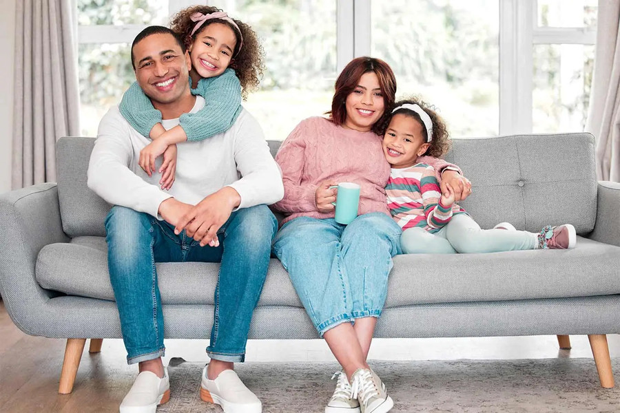 Hãy ở bên nhau và hỗ trợ lẫn nhau. (Ảnh: ITN)