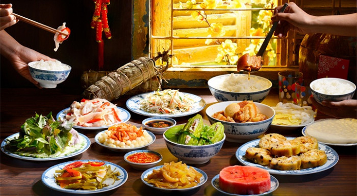Mâm cỗ cúng Tết Cổ truyền đặc trưng miền Nam với bát canh khổ qua Mâm cỗ cúng Tết Cổ truyền đặc trưng miền Nam với bát canh khổ qua