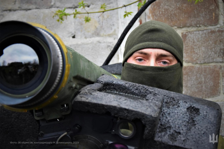 Người lính mang bí danh “Maiak” và bệ phóng FGM-148 Javelin của anh, tháng 4/2023 (Nguồn: Ảnh lưu trữ Lữ đoàn 36 Thủy quân lục chiến Ukraine)