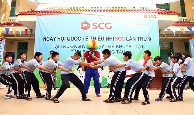 Các em học sinh Trường Nuôi dạy Trẻ khuyết tật tỉnh Bà Rịa- Vũng Tàu vui chơi, hoạt động tại ngày hội