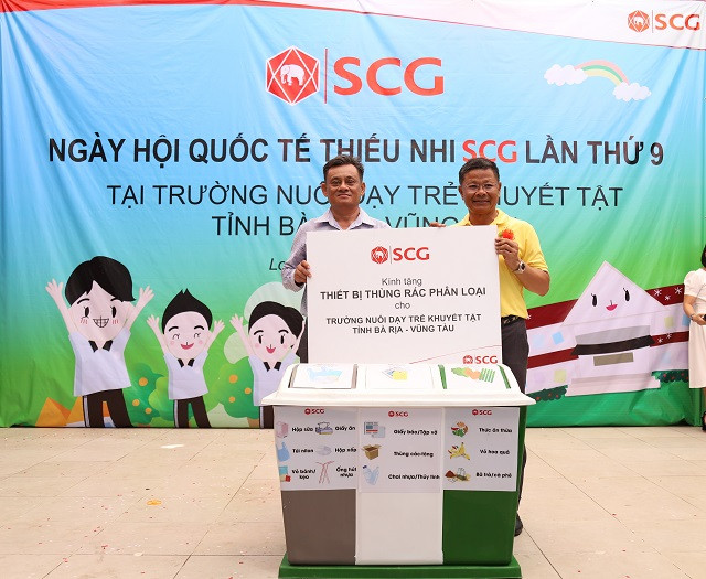 Đại diện tập đoàn SCG trao tặng Trường Nuôi dạy Trẻ khuyết tật tỉnh Bà Rịa- Vũng Tàu thiết bị thùng rác phân loại