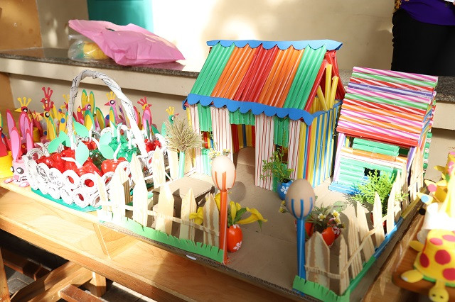 Một sản phẩm nghệ thuật được học sinh làm từ nhựa và ống hút nhựa bỏ đi