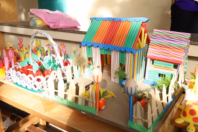 Một sản phẩm nghệ thuật được học sinh làm từ nhựa và ống hút nhựa bỏ đi