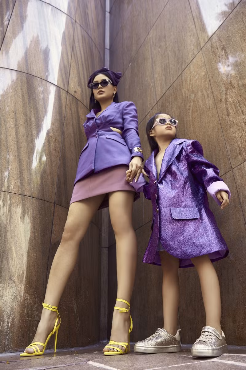 Mẹ con Á hậu Diễm Trang khoe phong cách cool ngầu mừng ngày Quốc tế thiếu nhi ảnh 3