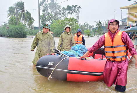 Lãnh đạo Thừa Thiên Huế vào vùng lũ thăm hỏi bà con.