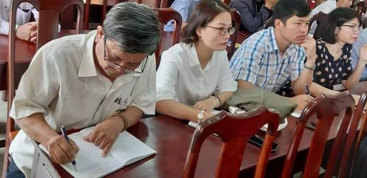 Các học viên chăm chú nghiên cứu tài liệu, tiếp thu nghiệp vụ