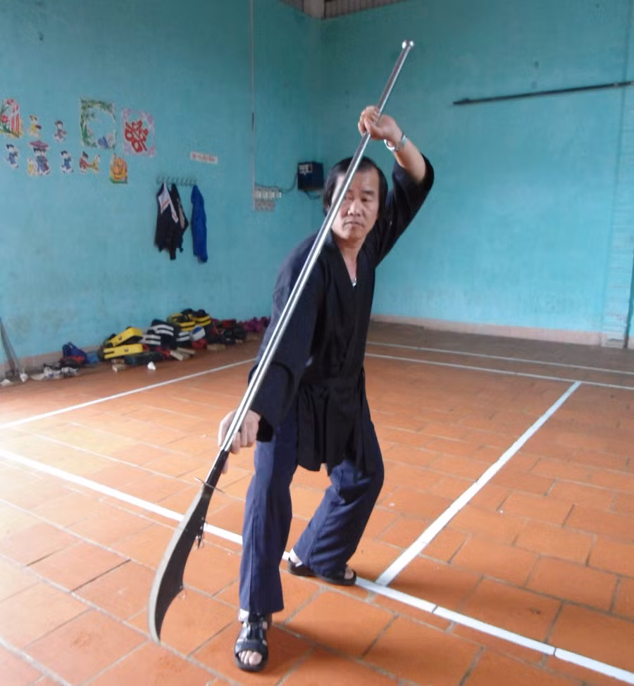 Võ sư Nguyễn Trường Sinh múa một bài quyền