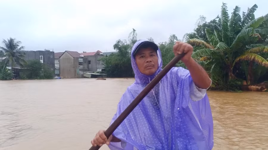 Ông Hóa chèo chiếc ghe của mình để đi đến nhà các hộ dân trong thôn.