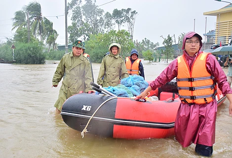 Lãnh đạo Thừa Thiên Huế vào vùng lũ thăm hỏi bà con.