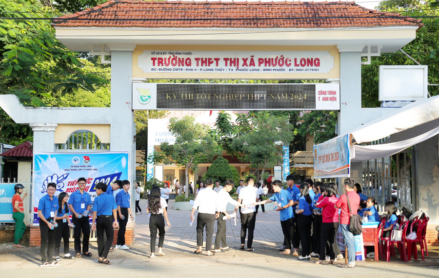 Lực lượng tình nguyện viên "Tiếp sức mùa thi" hỗ trợ cho các em thí sinh. Ảnh: Q.H Lực lượng tình nguyện viên "Tiếp sức mùa thi" hỗ trợ cho các em thí sinh. Ảnh: Q.H