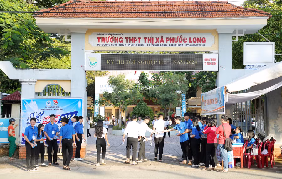 Lực lượng tình nguyện viên "Tiếp sức mùa thi" hỗ trợ cho các em thí sinh. Ảnh: Q.H