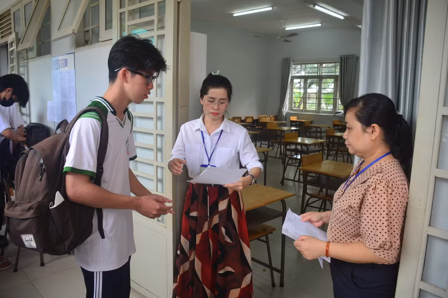 Thí sinh làm thủ tục thi tại điểm thi Trường THPT chuyên Hoàng Lê Kha. Ảnh: V.Đ