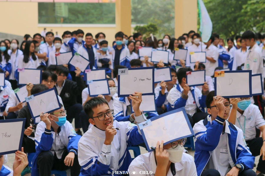 Các em học sinh tham gia cuộc thi "Khua chiêng Vàng" cùng đưa ra đáp án của mình ở các câu hỏi.