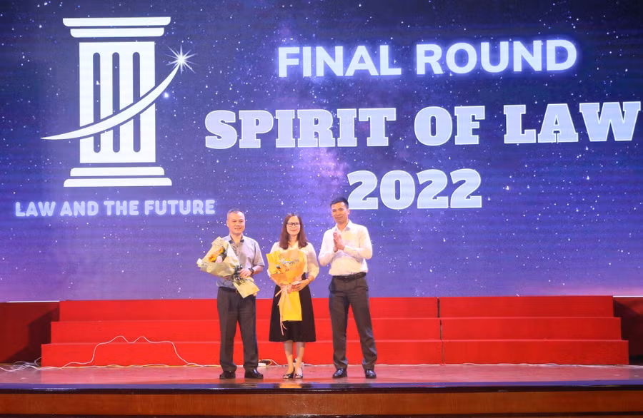 TS Đỗ Mạnh Phương - Phó Trưởng Khoa Luật, Học viện Ngân hàng tặng hoa cho khách mời. TS Đỗ Mạnh Phương - Phó Trưởng Khoa Luật, Học viện Ngân hàng tặng hoa cho khách mời.