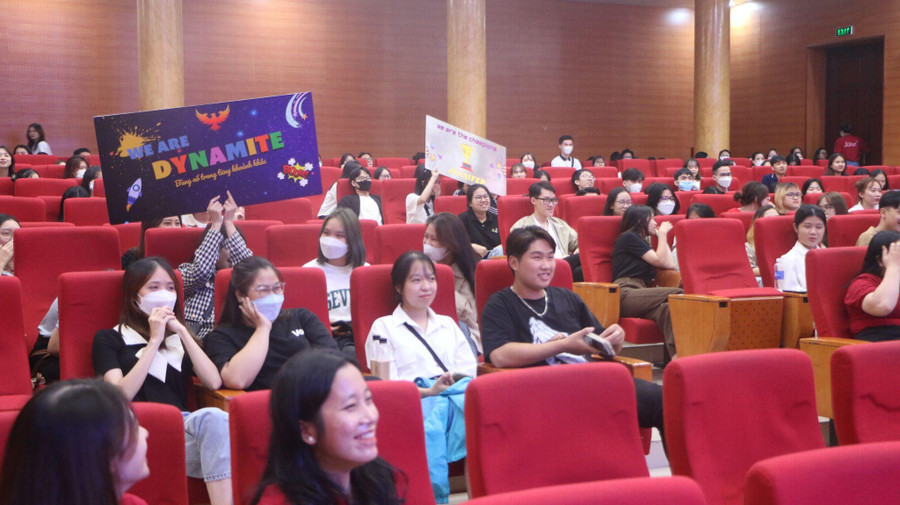 Các đội đều nhận được sự cổ vũ nhiệt tình từ khán giả phía dưới. Các đội đều nhận được sự cổ vũ nhiệt tình từ khán giả phía dưới.