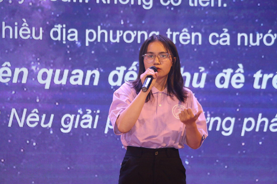 Thí sinh nêu quan điểm về một vấn đề thời sự. Thí sinh nêu quan điểm về một vấn đề thời sự.