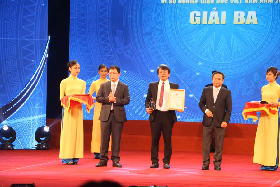 Tác giả Trần Trung Hiếu với tác phẩm "Bàn về học thật, thi thật, nhân tài thật" đã đạt Giải Ba Giải Báo chí toàn quốc vì sự nghiệp giáo dục Việt Nam năm 2022. 