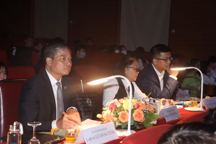 Ba vị trong ban giám khảo của cuộc thi tập trung lắng nghe, quan sát các thí sinh trên sân khấu. Ba vị trong ban giám khảo của cuộc thi tập trung lắng nghe, quan sát các thí sinh trên sân khấu.