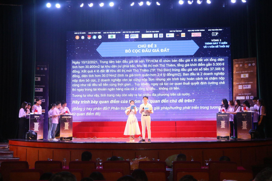 Các đội thi nghe MC của chương trình công bố quy định của mỗi phần thi. Các đội thi nghe MC của chương trình công bố quy định của mỗi phần thi.