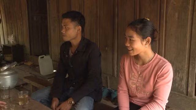 Vợ chồng anh Hồ Ca, tại bản Lé, xã Trọng Hóa, huyện Minh Hóa.