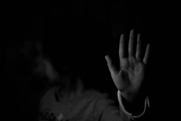 Ban đêm đi học về, bé gái khóc kể “con nhìn thấy ma”, bố âm thầm theo dõi liền phát hiện sự thật kinh hoàng - Ảnh 4. Ban đêm đi học về, bé gái khóc kể “con nhìn thấy ma”, bố âm thầm theo dõi liền phát hiện sự thật kinh hoàng - Ảnh 4.