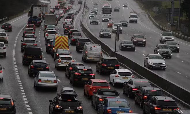 Các hạt siêu mịn (UFP) phát ra từ ôtô và xe máy độc hại hơn nhiều so với các hạt bụi thông thường. Ảnh: Guardian.