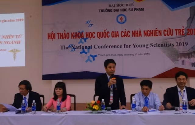 PGS.TS Nguyễn Đình Luyện - Phó hiệu trưởng Trường Đại học Sư phạm Huế phát biểu tại hội thảo.