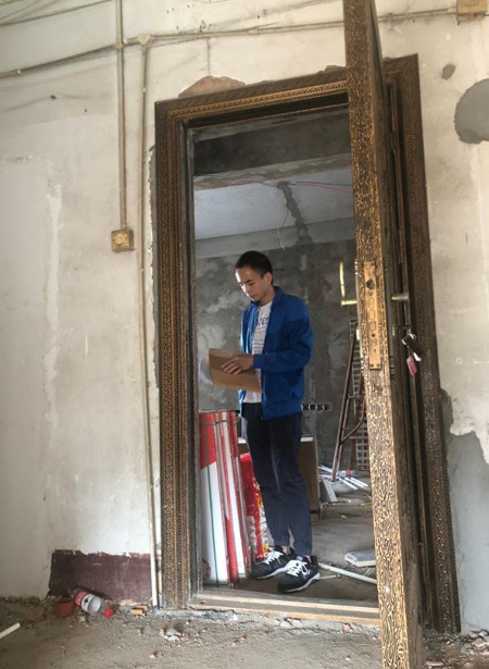 Mua căn hộ đắt đỏ, phát hiện bếp và toilet thuộc về nhà khác ảnh 1 Anh Thích bên căn nhà 902 đang sửa sang dang dở, chưa biết khi nào mới có thể về ở. Ảnh: epaper.