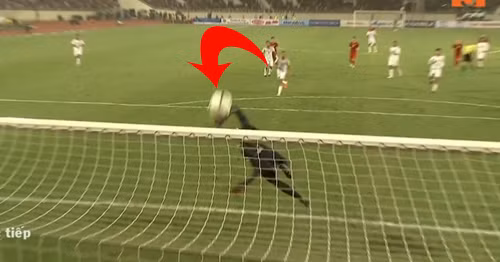 Cú nã đại bác có quỹ đạo rất khó khiến thủ môn UAE bất lực trong việc cản phá.