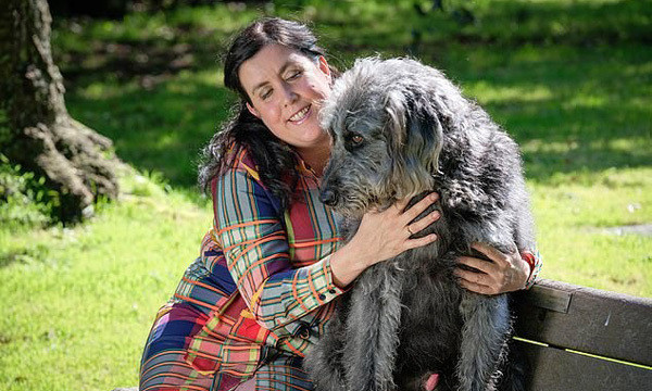 Zena giờ đây không còn nhìn thấy gì, khiến cô gặp khó khăn đi lại nên cần một chú chó dẫn đường. Ảnh: The Sun.