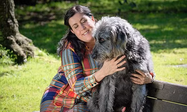 Bất ngờ cách người phụ nữ che giấu việc bị mù suốt 38 năm ảnh 1 Zena giờ đây không còn nhìn thấy gì, khiến cô gặp khó khăn đi lại nên cần một chú chó dẫn đường. Ảnh: The Sun.