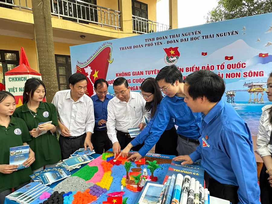 Không gian tuyên truyền biển đảo Tổ quốc, hưởng ứng Cuộc vận động Tự hào một dải non sông.