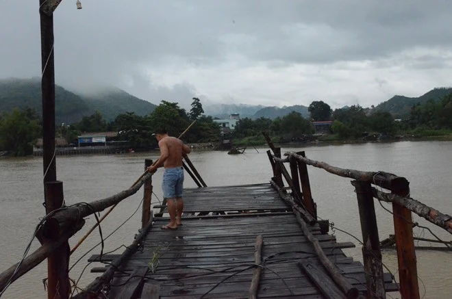 Cầu tạm rung rinh giữa thành phố