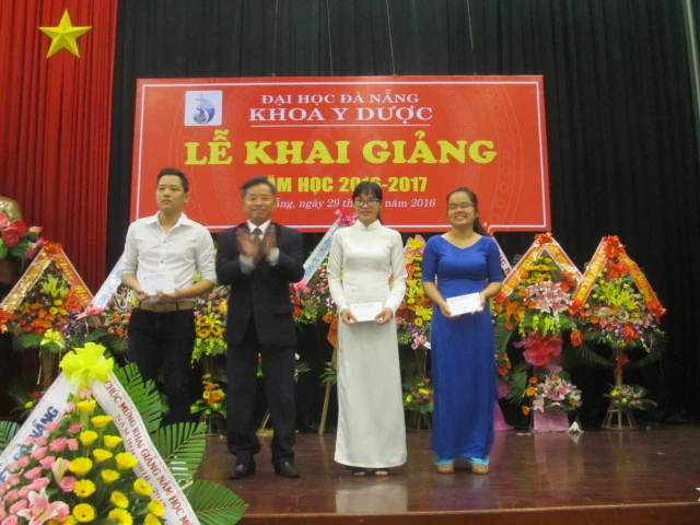 Khoa Y Dược tuyên dương 3 thủ khoa đầu vào kỳ tuyển sinh 2016.