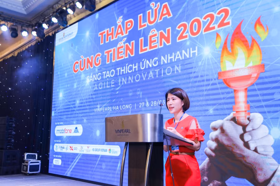 Bà Phan Hồng Dung - một trong các thành viên sáng lập của mạng lưới Quản lý giáo dục không biên giới phát biểu tại sự kiện.