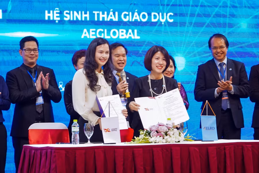 Đại diện Viện Nghiên cứu và Phát triển Quản lý Giáo dục và Công ty Cổ phần Giáo dục toàn cầu Adaptive Learning cùng ký kết hợp tác về chương trình tập huấn trang bị kỹ năng dạy học hiệu quả trong kỷ nguyên số. 