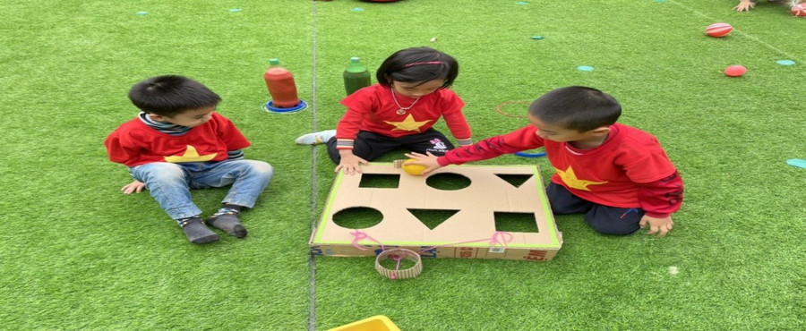 Các bé chơi thả vật đúng hình.