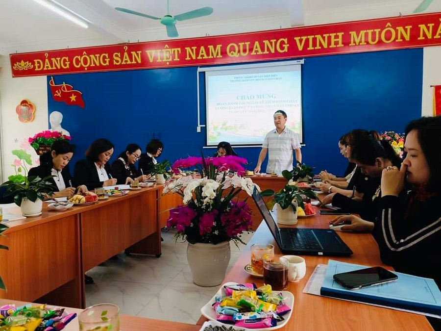 Ông Lê Quang Vinh (áo trắng đứng giữa) phân công nhiệm vụ cho các thành viên.
