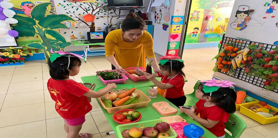 Cô và bé chơi trò mua sắm.