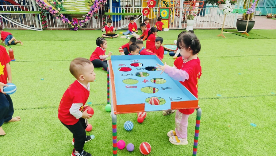 Các bé lớp Mẫu giáo bé chơi thả bóng.