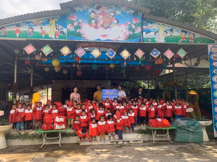 Nhà trường tiếp nhận các phần quà ý nghĩa từ các tổ chức thiện nguyện.