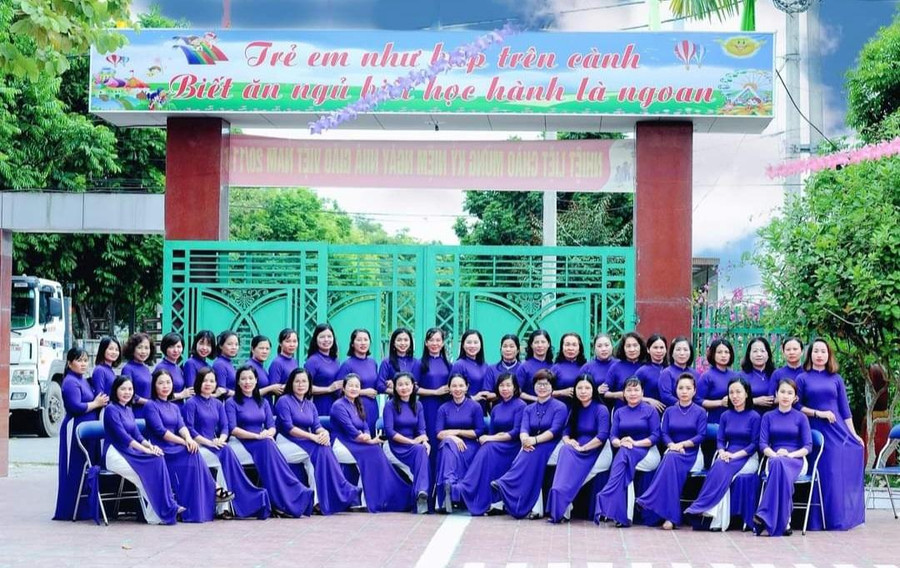 Tập thể cán bộ, giáo viên, nhân viên Trường Mầm non xã Thanh Xương chụp ảnh lưu niệm. Tập thể cán bộ, giáo viên, nhân viên Trường Mầm non xã Thanh Xương chụp ảnh lưu niệm.