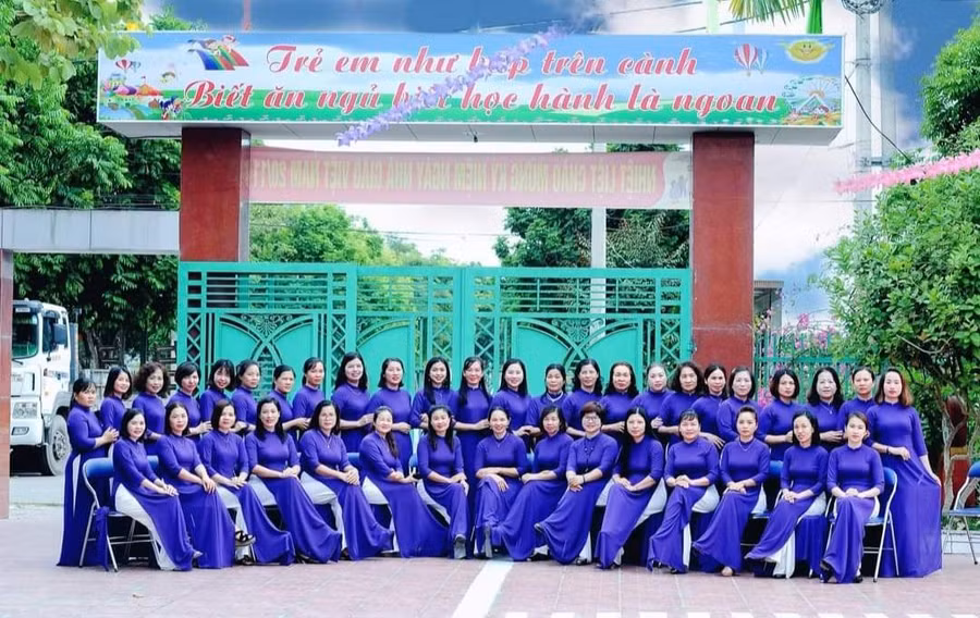 Tập thể cán bộ, giáo viên, nhân viên Trường Mầm non xã Thanh Xương chụp ảnh lưu niệm.